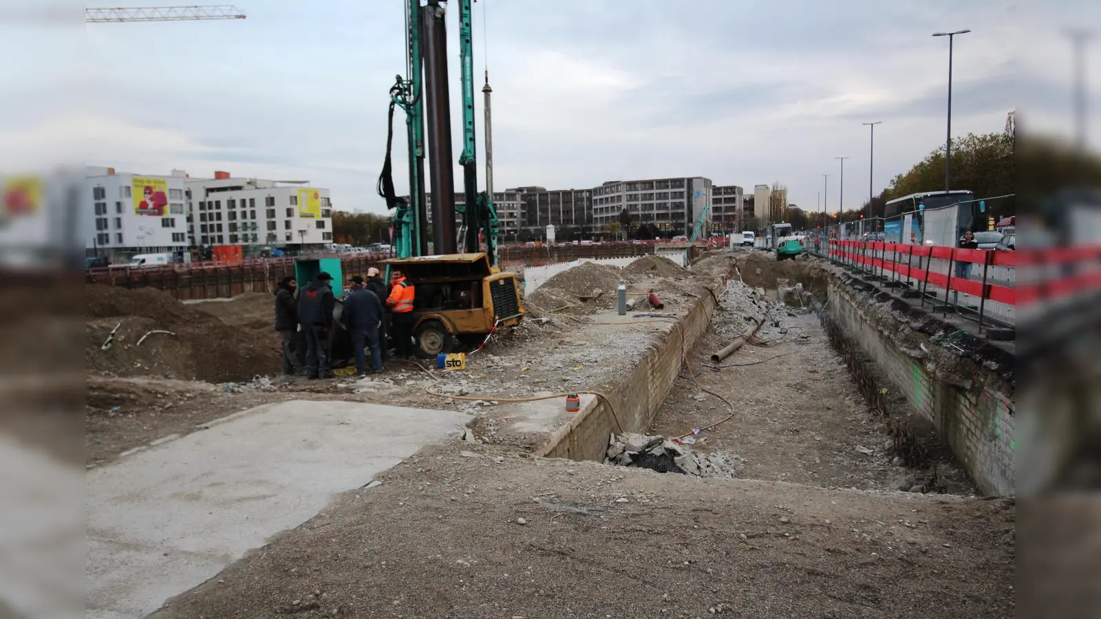 Derzeit Baubrache, will der BA Ramersdorf-Perlach bald eine Zwischennutzung für das endgültige Kulturzentrum am Nordrand des Hanns-Seidel-Platzes etabliert wissen. (Foto: RedHe)