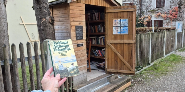 „Die schönste Liebesgeschichte der Welt”: Tschingis Aitmatows „Dshamilja”, gefunden im Bücherschrank in der Au. (Foto: tab)