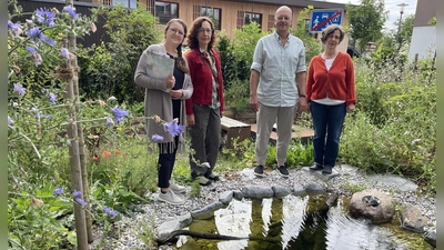 Im Gartenteich ist ein Frosch eingezogen (von links): Andrea Oberhofer, Ulrike Breitenberger, Jörg Müller und Friederike Hartung-Müller (Foto: pst)