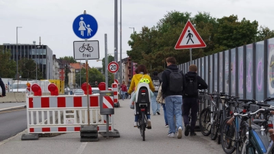 Fußgänger und Fahrradfahrer müssen sich aktuell einen schmalen Weg auf der Westseite der Friedenheimer Brücke teilen. (Foto: Beatrix Köber)