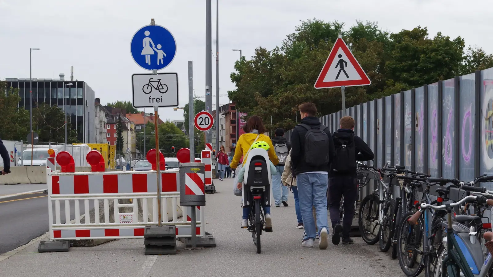 Fußgänger und Fahrradfahrer müssen sich aktuell einen schmalen Weg auf der Westseite der Friedenheimer Brücke teilen. (Foto: Beatrix Köber)