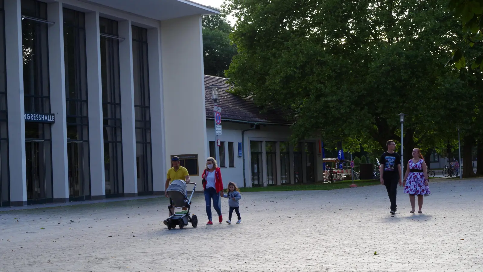 Bei der Bürgerversammlung im Mai beantragte eine Stadtteilbewohnerin, dass der Platz vor der Kongresshalle autofrei bleibe. (Foto: Beatrix Köber)