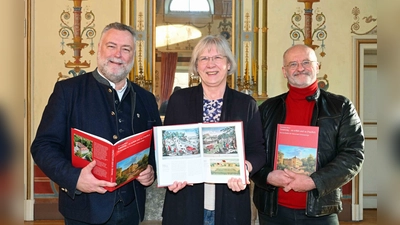 Bürgermeister Dr. Alexander Greulich (l.), Autorin Dr. Christine Heinz und Verleger Franz Schiermeier präsentieren das Buch über die Schlossanlage Ismaning. Es ist im Schlossmuseum und im Buchhandel erhältlich.  (Foto: Ursula Baumgart)