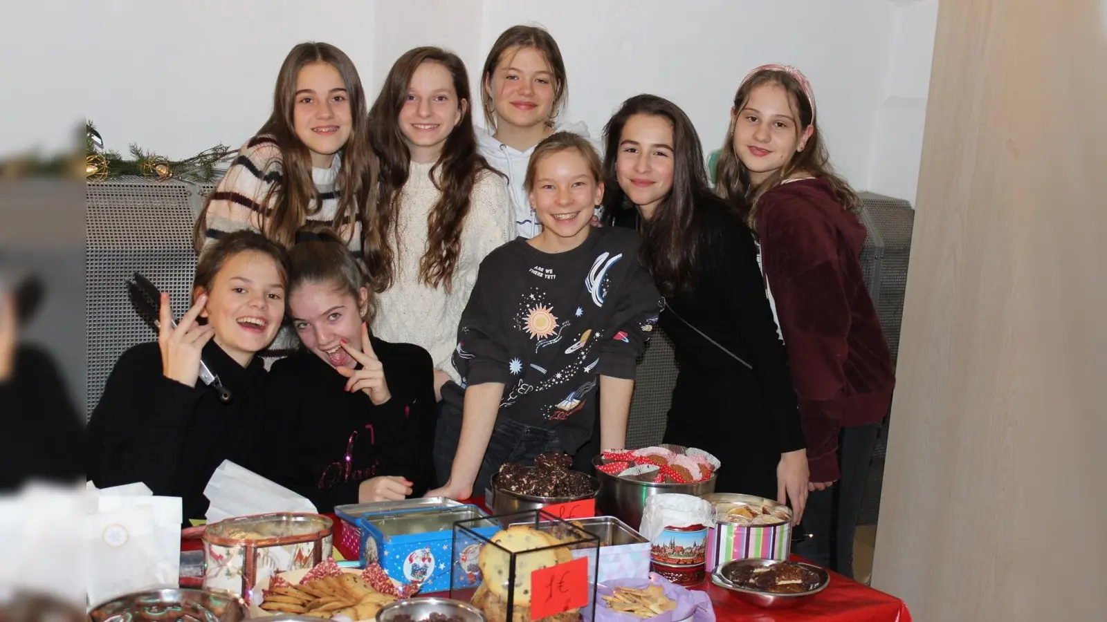 Beim Adventsbasar der Theresia-Gerhardinger-Mädchenrealschule kamen 5460 Euro zusammen. (Foto: Schule)