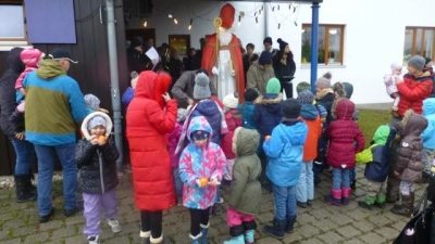 Die kleinen Plieninger freuten sich besonders über die Geschenke vom Nikolaus.  (Foto: Georg Rittler)