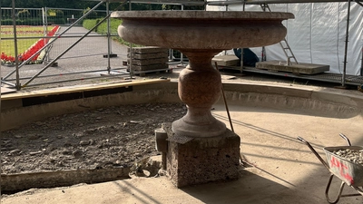 Nacheinander werden die vier Brunnen im Hofgarten saniert. Mit dem Südwestlichen hat das Bauamt bereits begonnen.  (Foto: Bayerische Schlösserverwaltung, Stefan Zunhamer)