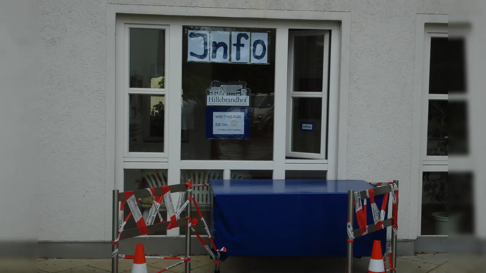 Durch das Infofenster am Hillebrandhof erhalten die Besucher Auskünfte sowie kostenlose Mund- und Nasenbedeckungen aus Stoff. (Foto: Gemeinde Ismaning)