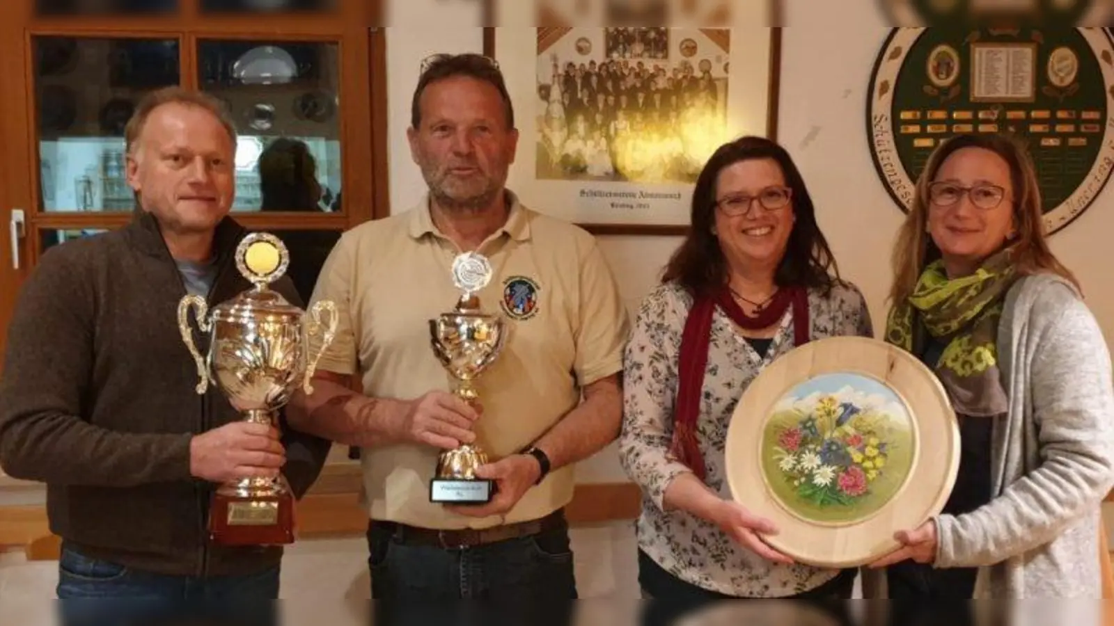 Die Gewinner der Wanderpokale und der Scheibe: Anton Bernhard, Franz Krasemann, Christiane Walter und Veronika Wörsching-Jachnik (von links). (Foto: Almarausch Schützen Unering)