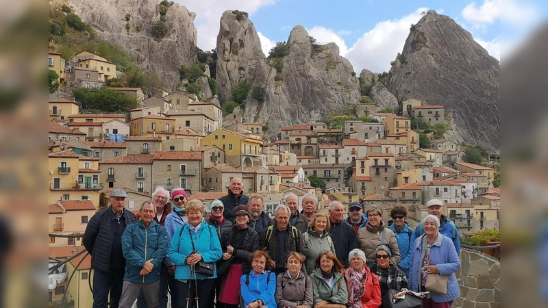 Die Organisatoren Michele Fezzuoglio und Siegfried Weber (v. l.) mit der Reisegruppe bei ihrem Besuch in Muro Lucano. (Foto: Siegried Weber)