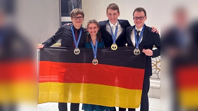 Das deutsche Team der IChO 2026 in Taschkent um Magnus Güldenpfennig (2.v.r.) aus Gauting mit Oskar Meißner, Leah Maria Bean und Tobias Schröder (v.l.). (Foto: IChO-IPN)