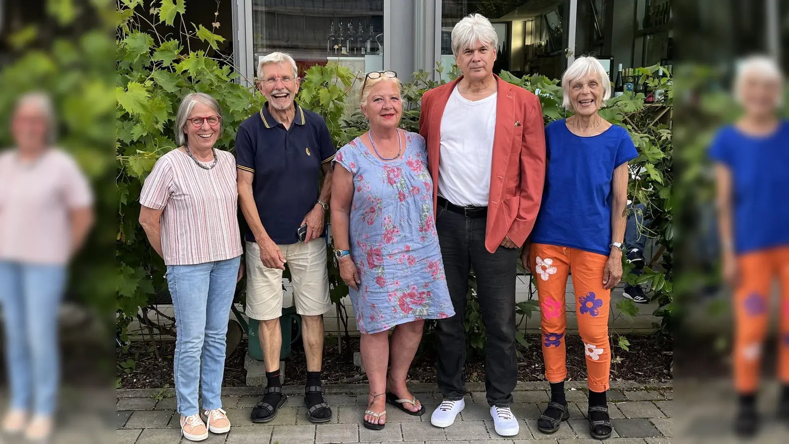 Der vollständige neue Vorstand des Kunstkreises Germering setzt sich wie folgt zusammen (von rechts nach links): Christa Geiger (1. Schriftführerin), Andreas Parzefall (2. Vorsitzender), Uli Baab (1. Vorsitzende), Horst Plafka (Kassier), Hanne Wölfle (2. Schriftführerin).  (Foto: Gudrun Ryssel)
