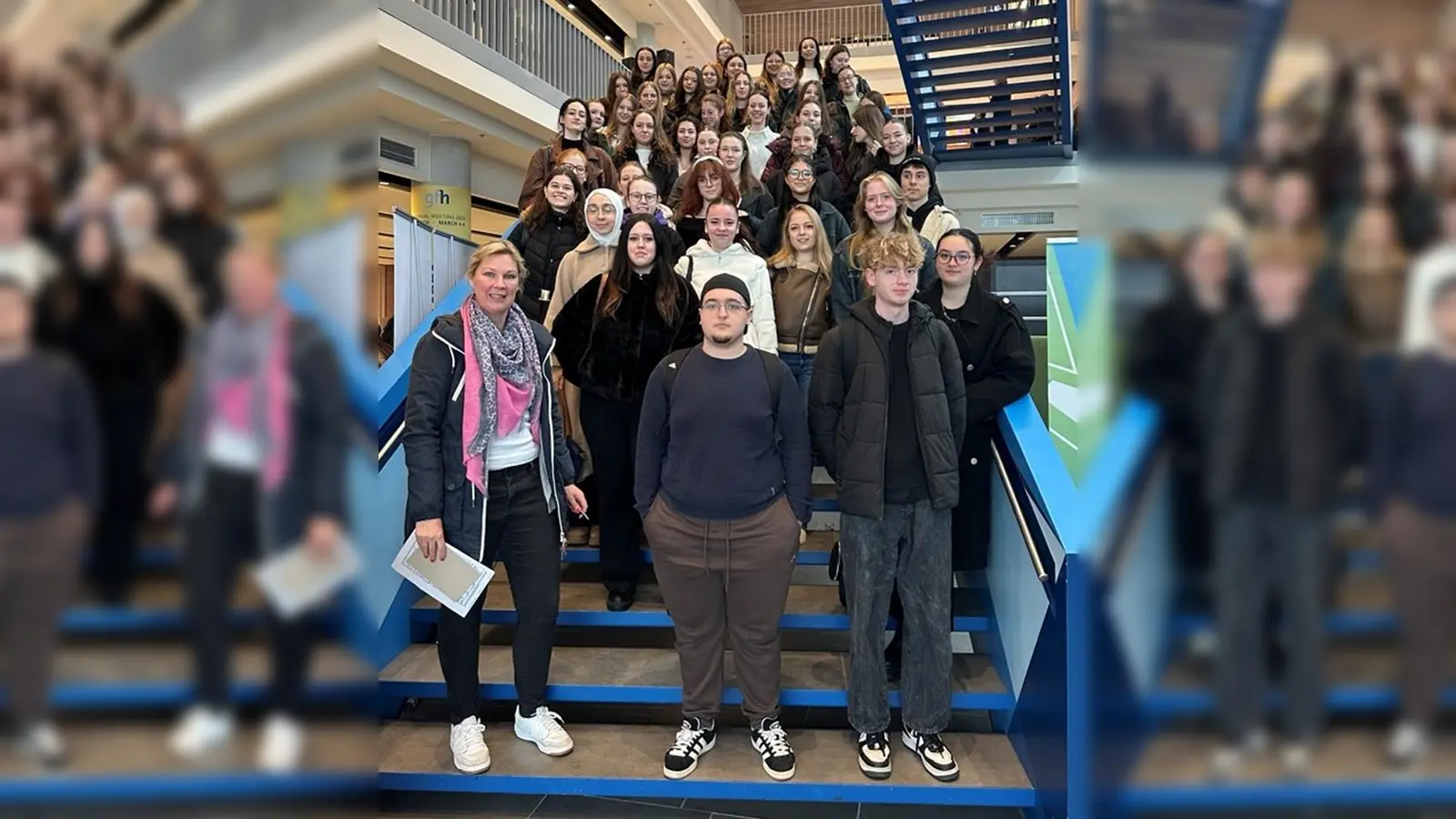 Lehrerin Clarissa Bachmeier mit den Schülerinnen und Schülern auf der Jahrestagung der Deutschen Gesellschaft für Humangenetik. (Foto: GfH)