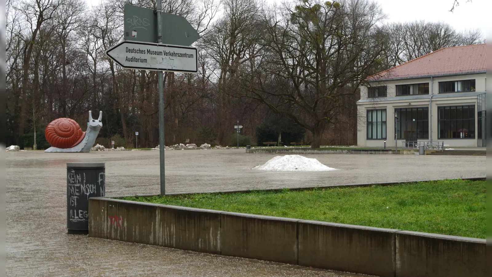 Mehr Sitzgelegenheiten soll es demnächst am Schneckenplatz, auf der Mauer am Verkehrsmuseum, geben. (Foto: Beatrix Köber)