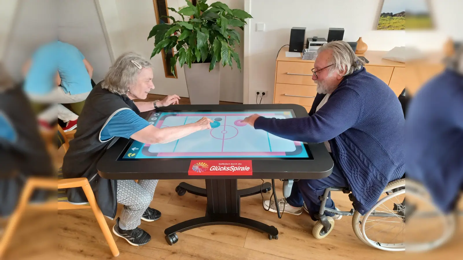 Der CareTable kann für eine Vielzahl von Spielen und Aktivitäten verwendet werden.  (Foto: Ambulante Krankenpflege Tutzing e.V.)