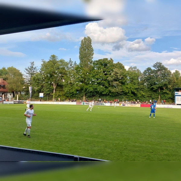 Der FC Ismaning und der SV Erlbach treffen auch 2026/27 in der Bayernliga Süd aufeinander. Die Liga umfasst nun 18 Mannschaften. (Archivbild: bas)