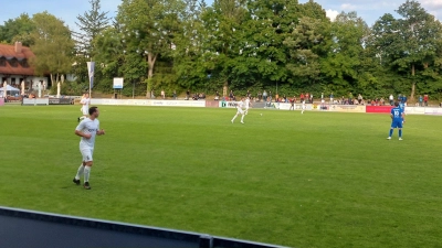 FC Ismaning gegen SV Erlbach (weiß) in der Bayernliga Süd: Die Erlbacher bewerben sich für die Regionalliga Bayern, ebenso wie Pipinsried und der TSV 1860 München II. (Foto: bas)