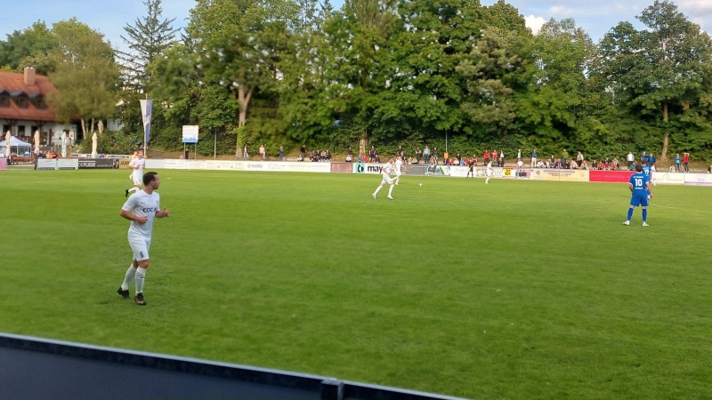 FC Ismaning gegen SV Erlbach (weiß) in der Bayernliga Süd: Die Erlbacher bewerben sich für die Regionalliga Bayern, ebenso wie Pipinsried und der TSV 1860 München II. (Foto: bas)