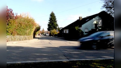 An der Einmündung zu einem ruhigen Wohngebiet war ein Raser mit über 120 Stundenkilometern in der Ortsdurchfahrt Inning am Holz unterwegs. Jetzt sinnen die Kommunen auf Abhilfe. 	 (Foto: sy)