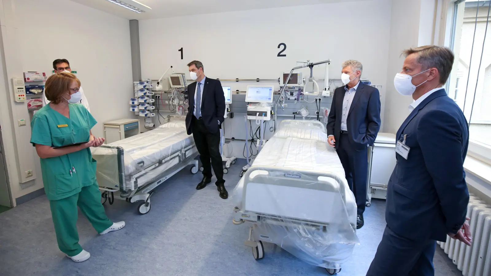 Durch die frühe und umfassende Erfahrung mit Covid-19 nahm die München Klinik in der Pandemie auch eine Ratgeberfunktion für die Politik ein. Auf dem Foto sind Geschäftsführer Dr. Axel Fischer sowie Intensivmediziner*innen und Pflegekräfte der München Klinik Schwabing im Austausch mit Ministerpräsident Markus Söder und Oberbürgermeister Dieter Reiter zu sehen.  (Foto: Michael Nagy/München Klinik)