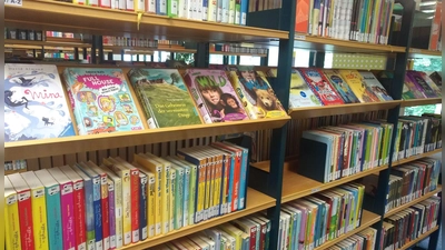 Einen Flyer mit einer Auswahl von Büchern gab es bei der Schulanmeldung des Kindes. Alle können bei der Münchner Stadtbibliothek ausgeliehen werden.  (Symbolbild: ahi)