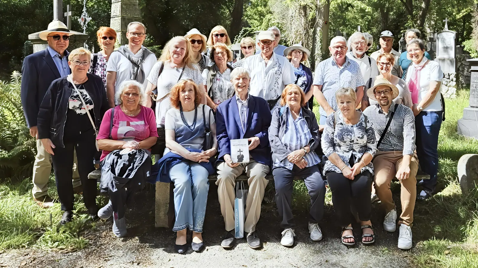 Neben den Gräbern berühmter Münchner Persönlichkeiten widmete sich die Gruppe auch den Ruhestätten verschiedener Münchner Brauereifamilien und damit einem weiteren wichtigen Kapitel der Stadtgeschichte. (Foto: Bayernbund)