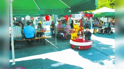 Biergarten-Feeling auf dem HIT-Parkplatz - dank Bier und Radler vom Fass, leckerem Imbiss und zünftiger Musik. (Foto: ls)