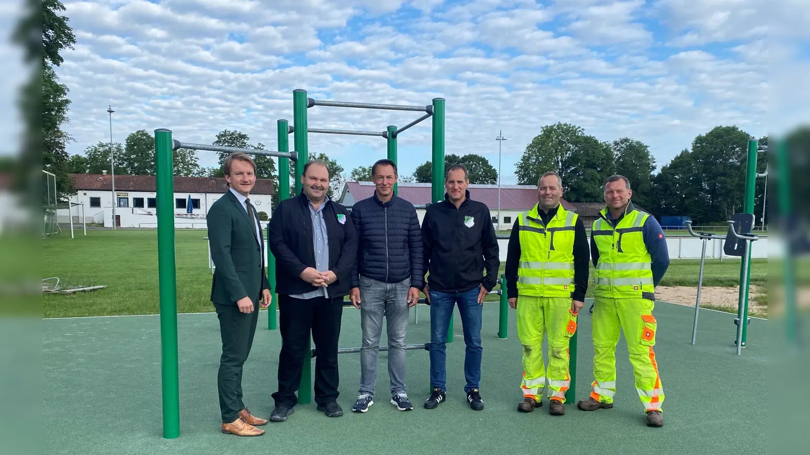 (v.l.n.r.) Bürgermeister Sebastian Thaler, Mario Spoljaric (1.Vorstand SVD), Markus Heimhuber (3. Vorst.), Pascal Bruckert (2. Vorst.), Martin Lohmeier und Martin Maurus (Bauhof) freuen sich, die Anlage der Öffentlichkeit zur Verfügung stellen zu können.  (Foto: Gem. Eching)