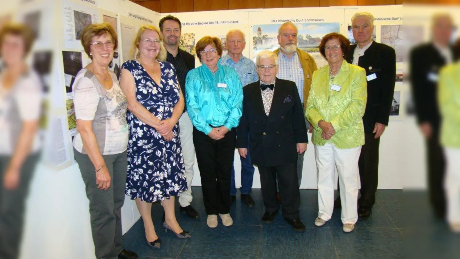 Der Arbeitskreis „Langwied-Lochhausen Historisch” stand bei der Ausstellungseröffnung für Fragen bereit. (Foto: pst)