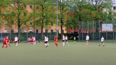 Der FC Stern München (weiß) aus Trudering spielt seit 13 Jahren in der Bayernliga, hat aber noch nie den bayerischen Pokal gewonnen. Ob es diesmal klappt? (Archivbild: bas)