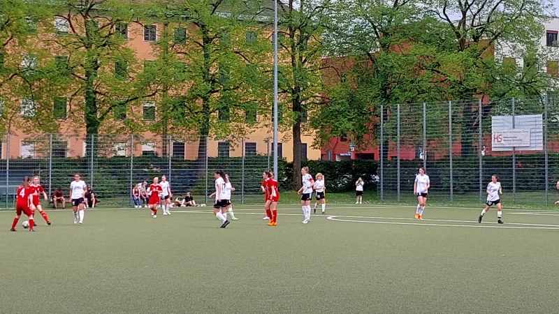 Der FC Stern München (weiß) aus Trudering spielt seit 13 Jahren in der Bayernliga, hat aber noch nie den bayerischen Pokal gewonnen. Ob es diesmal klappt? (Archivbild: bas)