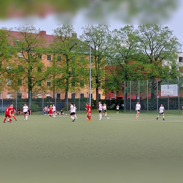 Der FC Stern München (weiß) aus Trudering spielt seit 13 Jahren in der Bayernliga, hat aber noch nie den bayerischen Pokal gewonnen. Ob es diesmal klappt? (Archivbild: bas)