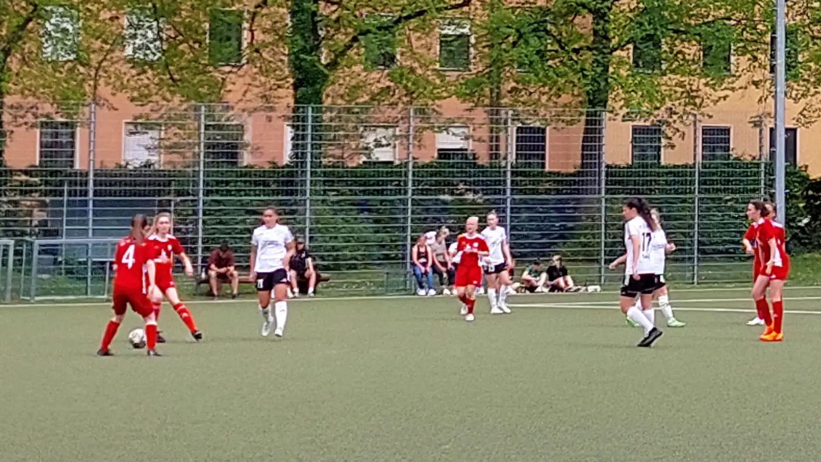 Der FC Stern München (weiß) aus Trudering spielt seit 13 Jahren in der Bayernliga, hat aber noch nie den bayerischen Pokal gewonnen. Ob es diesmal klappt? (Archivbild: bas)