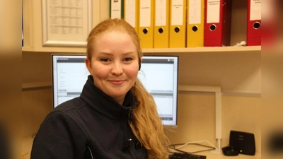 Evelyn Batt, 19 Jahre, Filiale Trostberg: Am ersten Tag des Projekts haben wir eine Vorstellungsrunde gemacht, um uns gegenseitig besser kennenzulernen. Außerdem zeigte uns Herr Meiringer bei einem Filialrundgang seine Filiale und erklärte uns den Tagesablauf hier in Haar. Unsere Betreuer haben uns in den ersten Tagen viele wertvolle Tipps gegeben, damit wir das Projekt gut meistern können.<br>Natürlich ist noch etwas Aufregung dabei, aber ich freue mich sehr, dass wir dieses Projekt machen dürfen. Auch die Leiter Verkauf haben uns am ersten Tag in der Filiale begrüßt und es macht einen schon stolz, dass sich auch die „Chefs“ für unser Projekt interessieren!<br>In den nächsten Wochen warten viele Herausforderungen auf uns, denn die Filiale in Haar ist sehr umsatzstark und hat viel mehr Kunden als z.B. meine Stammfiliale. Ich freue mich auf die Verantwortung und bin gespannt, wie die nächsten Wochen werden! (Foto: ALDI SÜD)