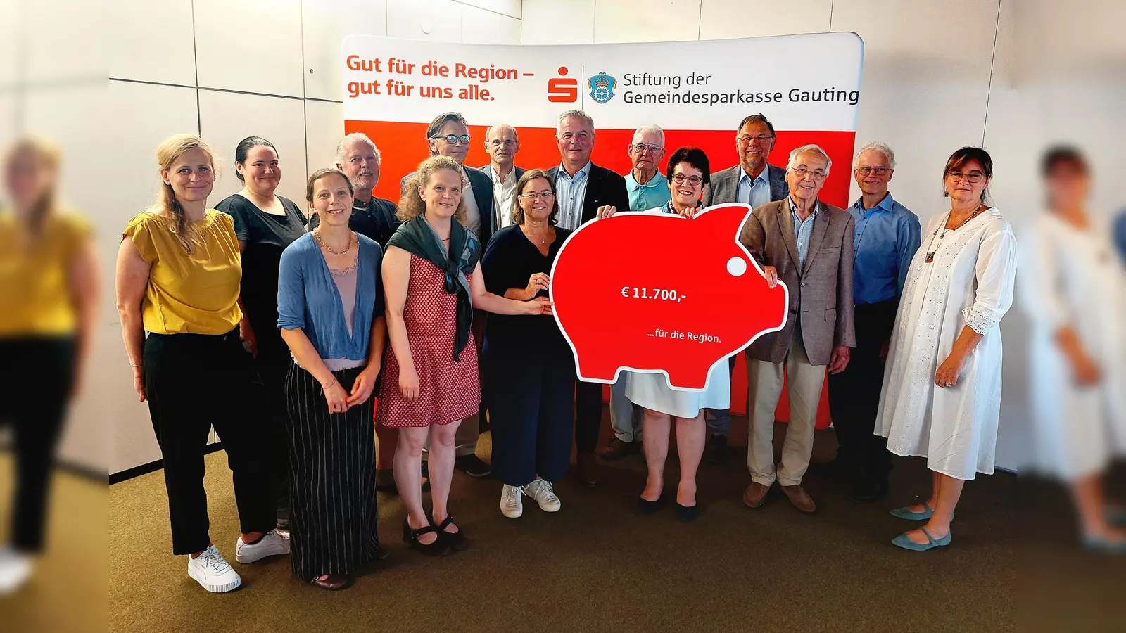 Die Vorsitzende des Stiftungsvorstands, Brigitte Kössinger (5.v.r.), lud zur Spendenübergabe ins Rathaus ein. (Foto: KsKmse)