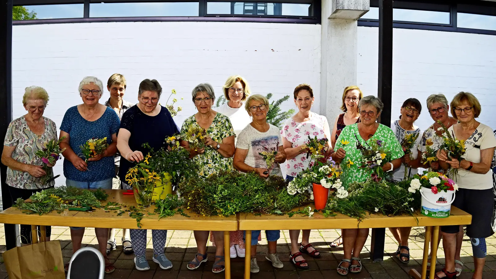 Kräuterbuschenbinden hat in den Pfarreien Langenbach und Oberhummel eine uralte Tradition. Fleißige Frauenhände banden an die 100 Buschen, die an Mariä Himmelfahrt gegen Spende abgegeben und beim Festgottesdienst in Maria Rast gesegnet wurden. (Foto: R. Lex)