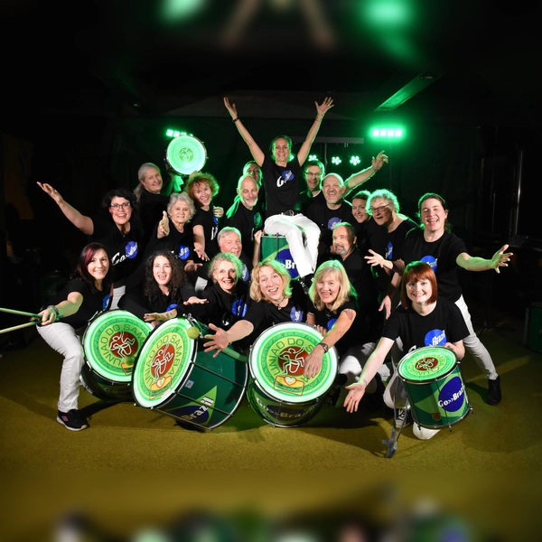 Die Gruppe „Go Brazil” präsentiert Samba beim „SommerFest AllMenzing”. (Foto: Markus Eder)