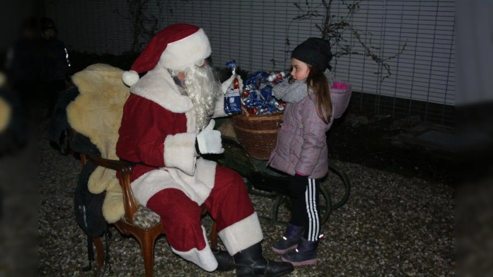 Nikolaus Edi verteilte Geschenke an die Kinder - und manchmal bekam auch er von ihnen welche. (Foto: job)