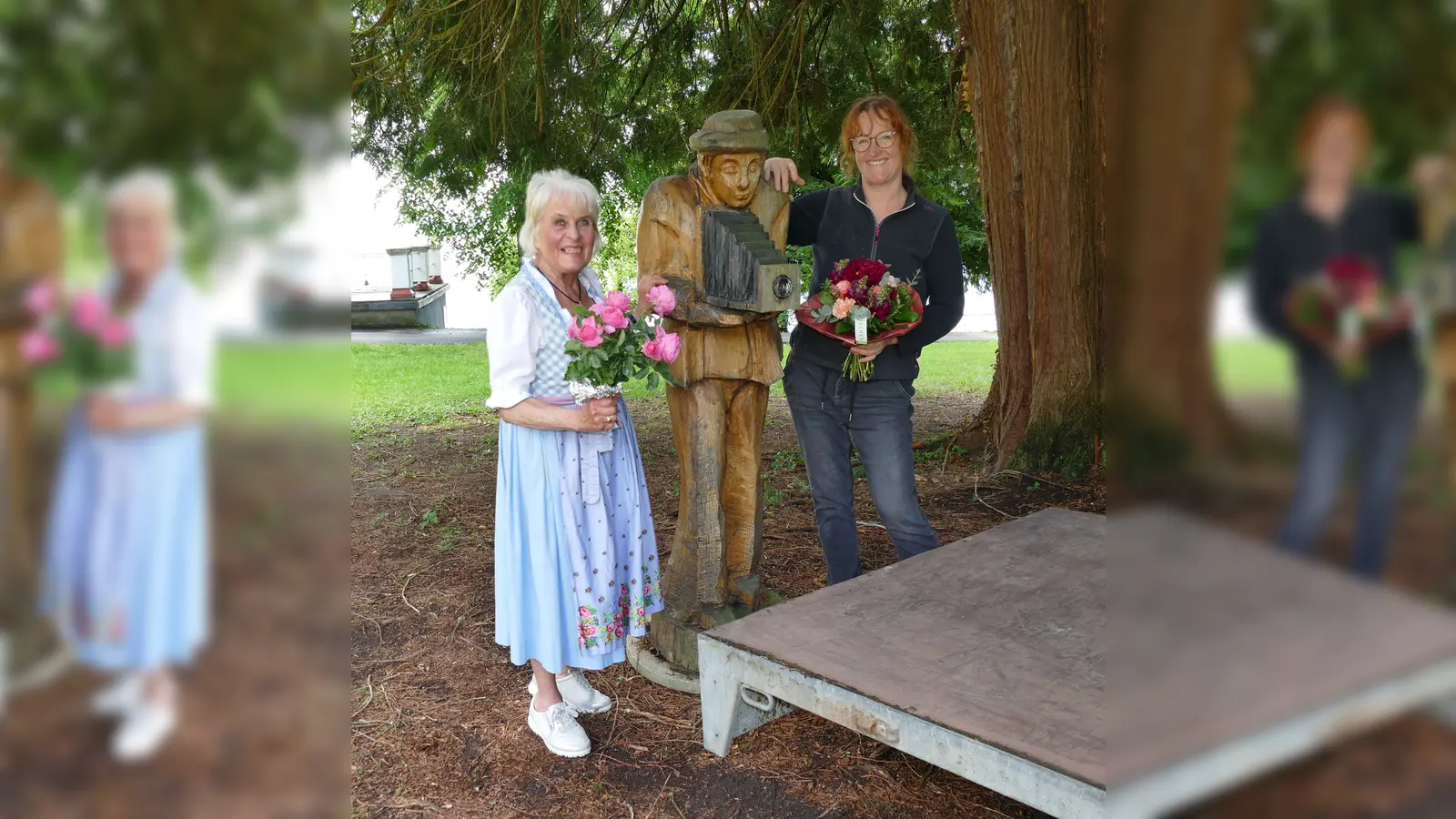Rita Enzinger, die Koordinatorin von „Künster für Senioren”, und Stefanie von Quast zwischen dem „Fotografen Fritz”, der seit 2023 den Schlosspark zierte.  (Foto: red)