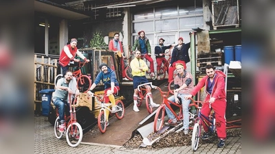 Die 10 köpfige Hip Hop-Marching-Brass-Band Moop Mama kommt mit neuem Album nach Landshut.	 (Foto: VA)