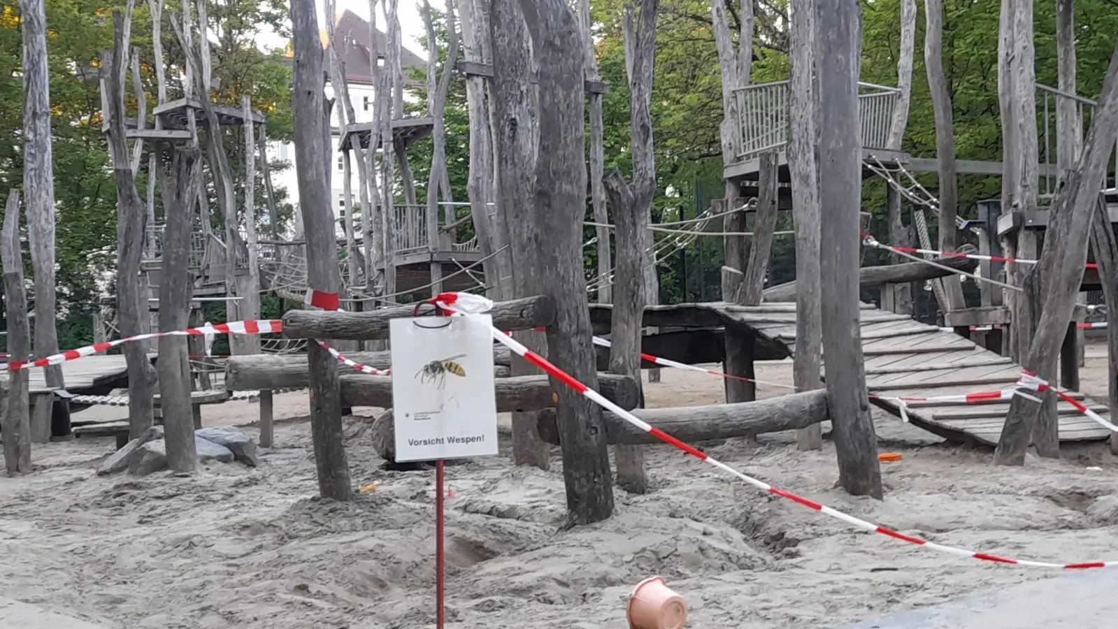 Der Affenspielplatz ist wegen Bienen im Sand vorübergehend gesperrt. (Foto: kö)