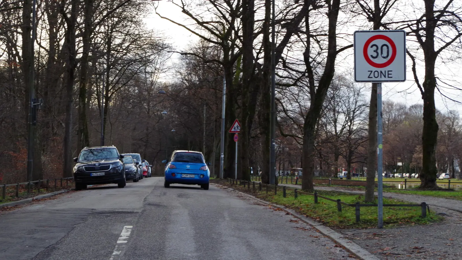 Der Abschnitt der Südlichen Auffahrtsallee, der an den Grünwaldpark grenzt, soll zur Spielstraße werden, das beantragen die Grünen im Lokalparlament. (Foto: Beatrix Köber)