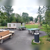 Die Grünanlage in der Adam-Berg-Straße ist neu gestaltet worden: Auf rund 4.200 Quadratmetern gibt es ein vielfältiges Angebot für Spiel, Sport, Spaß und Erholung. (Foto: bas)