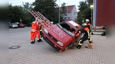 Mit schwerem Werkzeug, Kraft und Technik rücken die Rettungskräfte dem Blechkäfig auf die Pelle. Und das hier ist alles andere als ein modernes Fahrzeug.	 (Foto: FF)