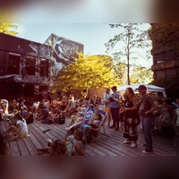 Der Innenhof des Candy wird zur Bühne für die junge Münchner Musikszene. (Foto: Julian Schulz)