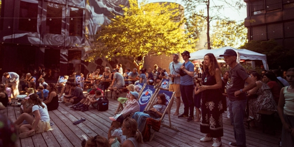 Der Innenhof des Candy wird zur Bühne für die junge Münchner Musikszene. (Foto: Julian Schulz)