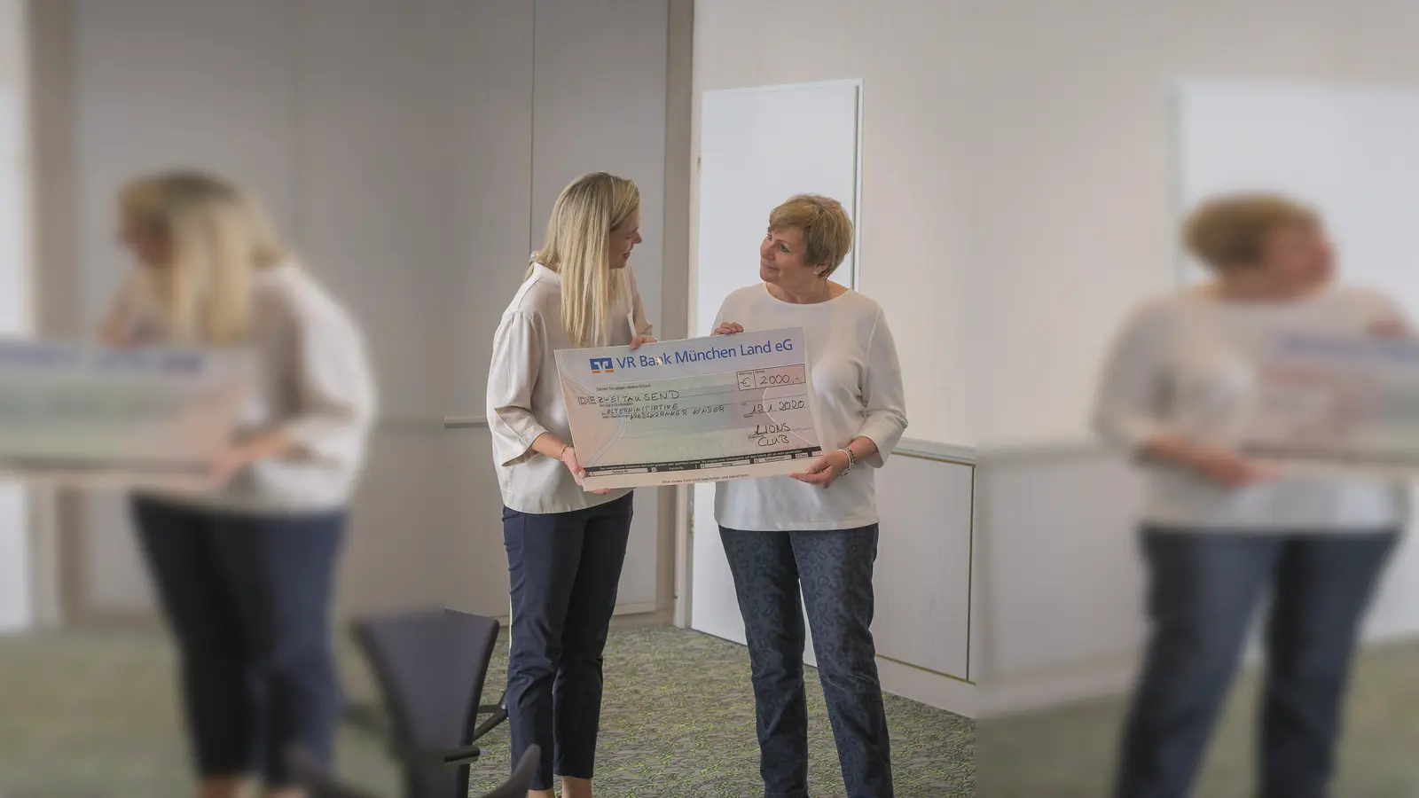 Lisa Stritzl-Goreczko (rechts) von der Elterninitiative Krebskranker Kinder nahm aus den Händen der Präsidentin des Lionsclubs Aschheim Herzog Tassilo III., Andrea Albrecht, einen Spendenscheck entgegen.  (Foto: Bernhard M.Bartsch)