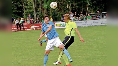 Ein hart umkämpftes Duell lieferten sich die Spieler des SV Zamdorf (blaues Trikot) gegen den SV Waldperlach.	 (Foto: SV Zamdorf)