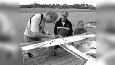 Vor der Praxis steht die Theorie  hier lernen zwei Nachwuchspiloten wichtige Details über den Antrieb eines  (Modellflugzeugs.Foto: Verein)