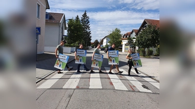 Pünktlich zum Schulbeginn war die Jungen Union mit Plakaten im Landkreis unterwegs.  (Foto: JU )