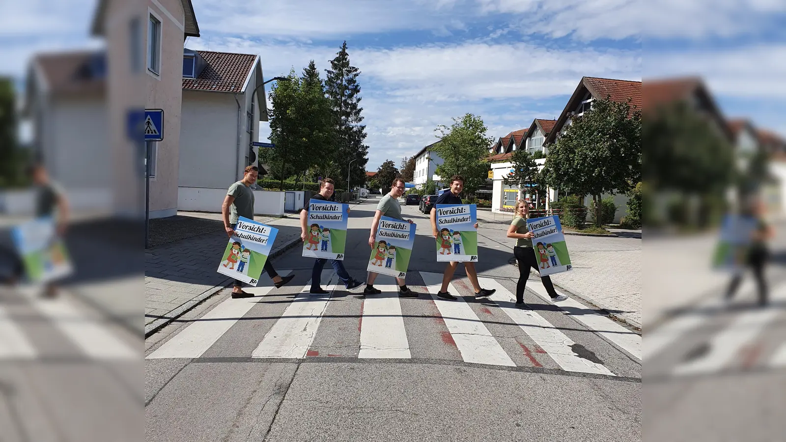 Pünktlich zum Schulbeginn war die Jungen Union mit Plakaten im Landkreis unterwegs.  (Foto: JU )